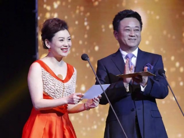 其实在2018年出事后,朱军曾和妻子一起登台主持节目,但2019年的央视