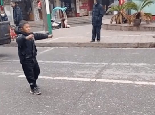 “小马云”在路上拦车要钱，当地政府：有各类帮扶，基本生活有保障 