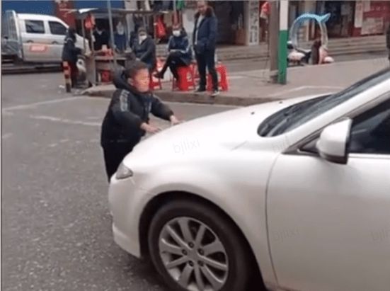 “小马云”在路上拦车要钱，当地政府：有各类帮扶，基本生活有保障 