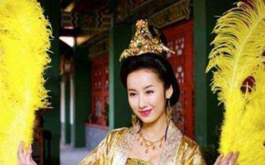 这经历有点像当年的吴贤妃,也是即便生下儿子朱祁钰,也和儿子住在宫外