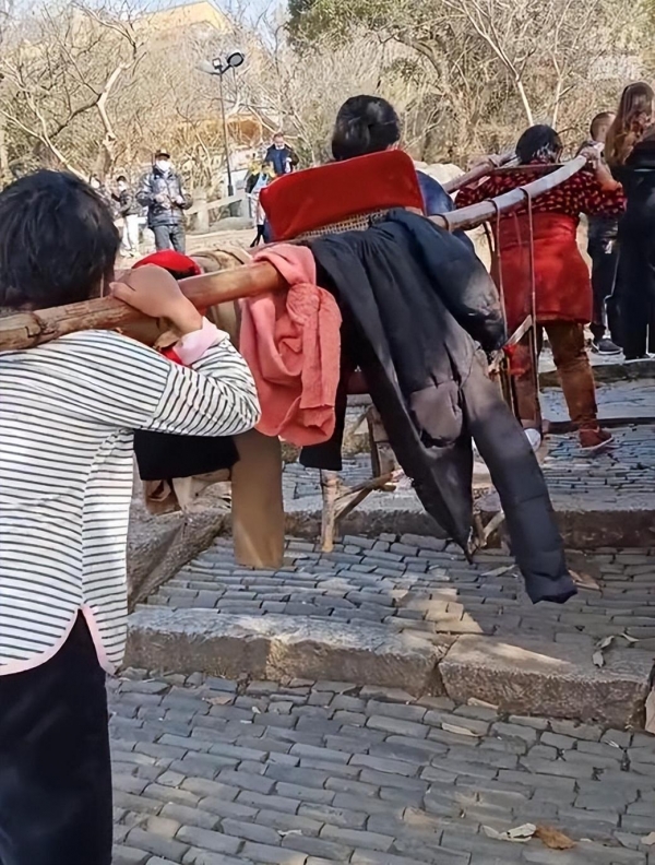 还有网友痛心疾首地抛出一个问题"你也有妈妈,如果抬轿的是你的妈妈