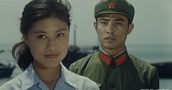 次年,她又拍了自己的首部电影《小岛》,自此正式踏入影视圈.