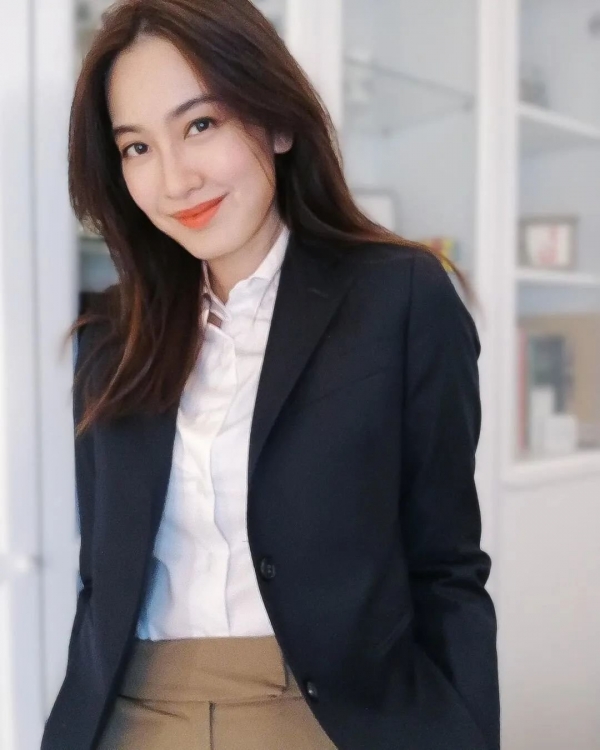 她带2000w闯荡娱乐圈，却下嫁青梅竹马：好任性的爱情！