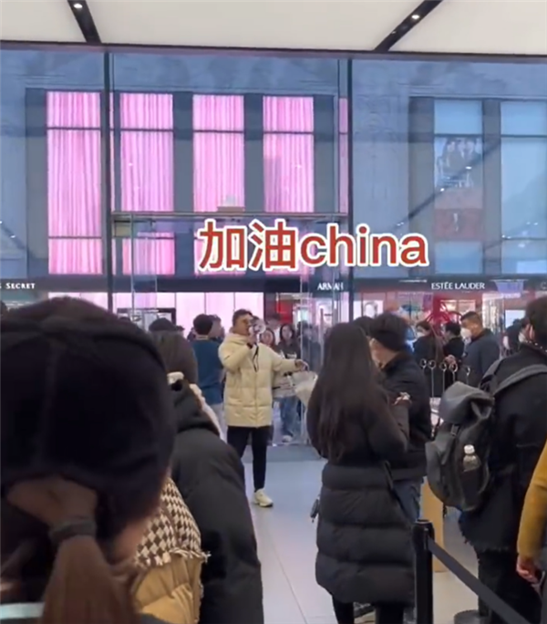 男子到苹果店里高喊“华为加油” 真相来了：网红博眼球视频