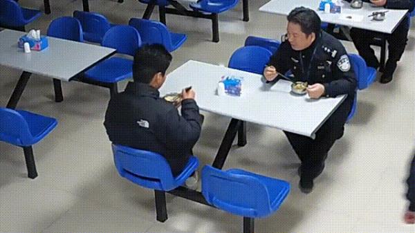 深夜，民警接到奇怪报警电话，结果…“走，叔叔带你吃面去！”