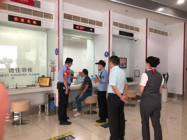 “我来送锦旗的，为什么抓我？”
