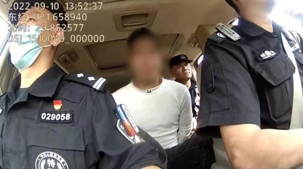 “我来送锦旗的，为什么抓我？”