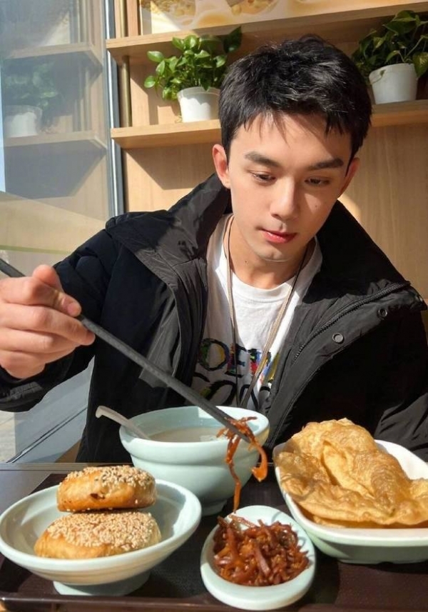 吴磊芬兰拍戏回国后晒日常帅照大吃油条豆浆很开心