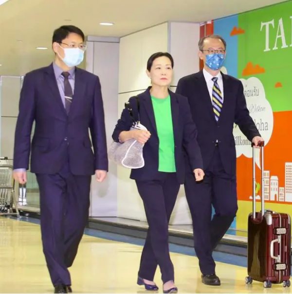 △张俊菲（中）25日清晨搭机返台，图自中时新闻网