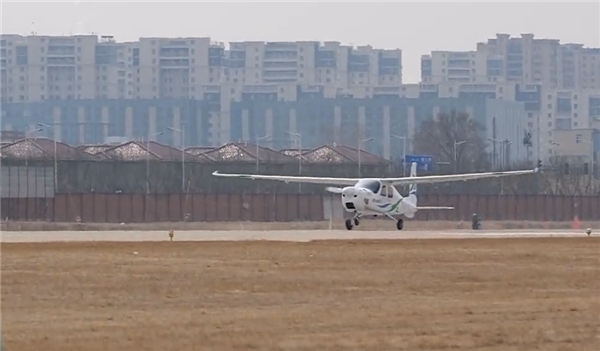 没污染！国内首款氢内燃机飞机成功首飞：中国自研