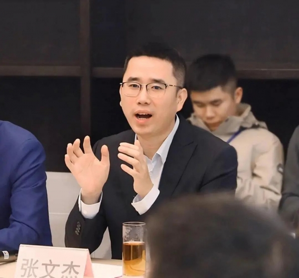 这位"百亿女婿"名叫张文杰,是德赛集团总经理.