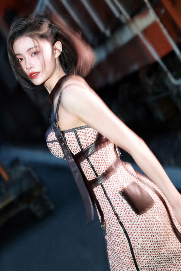 许佳琪最新大片美炸了!碎花抹胸裙 黑绑带造型,好牛的一张脸