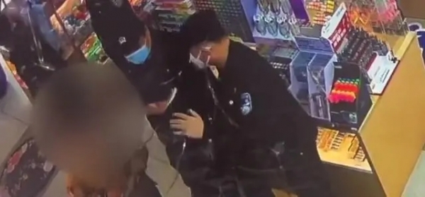 女孩被冤枉偷文具还要求“搜身”，商家停业，事件持续发酵