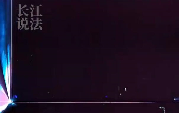 实惨！男子拍演唱会：激光导致手机摄像头直接报废
