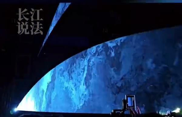 实惨！男子拍演唱会：激光导致手机摄像头直接报废