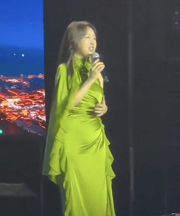 52岁杨钰莹现身被指怀孕大肚腩十分明显走路需搀扶还险些摔倒