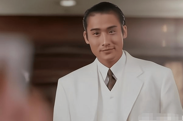 65岁梁家辉现身广东农村!卖力赛龙舟很真实,手指关节变形显老态