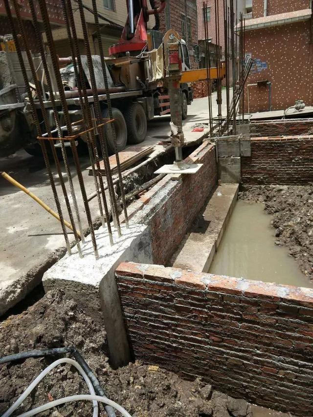 只要泵送钱到位，啥姿势咱都会，有这样玩过泵车的大神么？