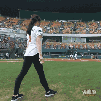 搞笑GIF动态图:论胸大的好处