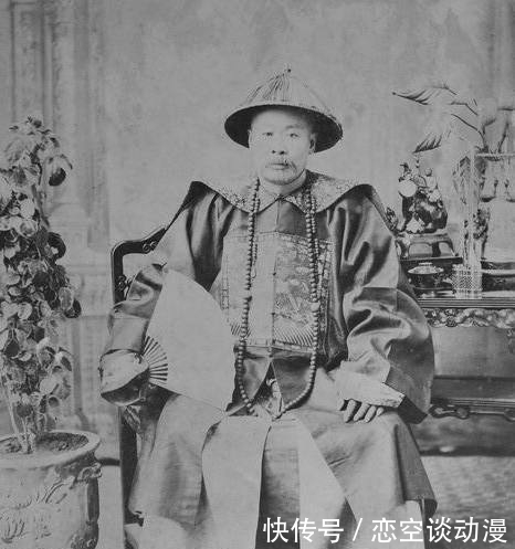 清朝罕见老照片旗头女子穿着高跟鞋第二张是清代的二品大臣