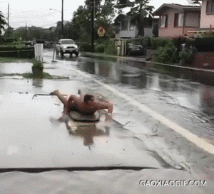 搞笑囧图：只要心中有大海在哪都能冲浪，城会玩！