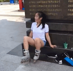 搞笑GIF动图：在这里藏私房钱，让老婆有三个头也想不到吧？
