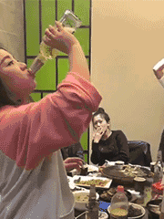 美女对瓶吹啤酒搞笑动态图！厉害了！哈哈哈！