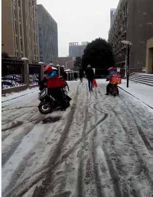 搞笑GIF：​这是一对母女，你能看出来谁是妈妈吗
