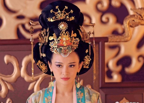 随太宗嫔御居于感业寺,后及左右数为之言,高宗由是复召入宫,立为昭仪