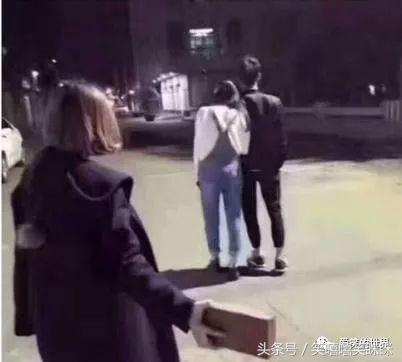 搞笑段子搞笑图片：龟儿子，你敢背着我给我换媳妇！