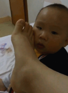 搞笑gif：孩子不到一岁就会走，全靠这把菜刀