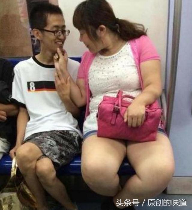 男孩穿上黑丝袜，简直不能再搞笑了！