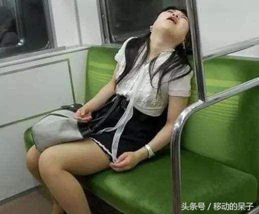 搞笑时刻：有这么一位睡姿奇葩的女朋友，你该如何是好？