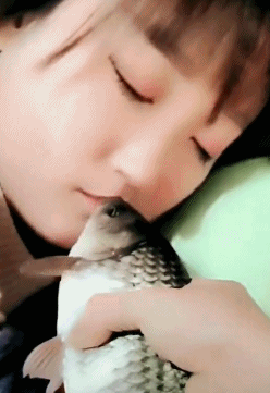 爆笑GIF图：护士姐姐反被人打针了？走路样子好奇怪