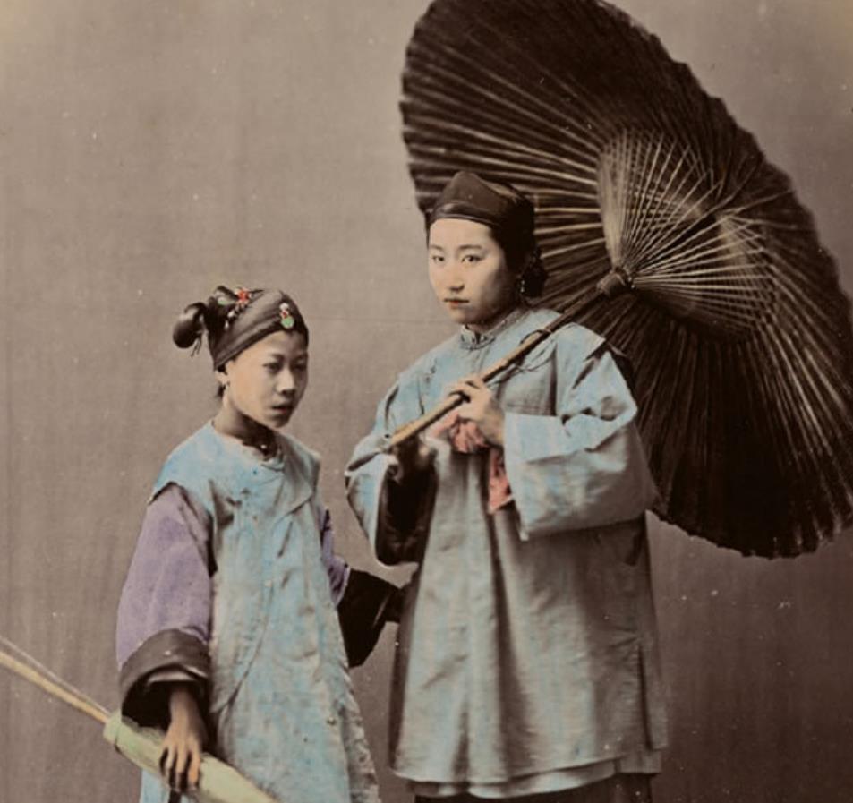 这是清朝1893年北京城里一间寺庙里的僧人旧照,老照片中的两位年轻