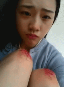 搞笑gif：孩子不到一岁就会走，全靠这把菜刀