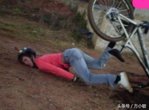 搞笑GIF：骑车不听劝，立马摔的四脚朝天