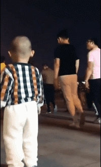 搞笑gif：唉，你这咔吃咔吃的，我哪有心思上课啊！