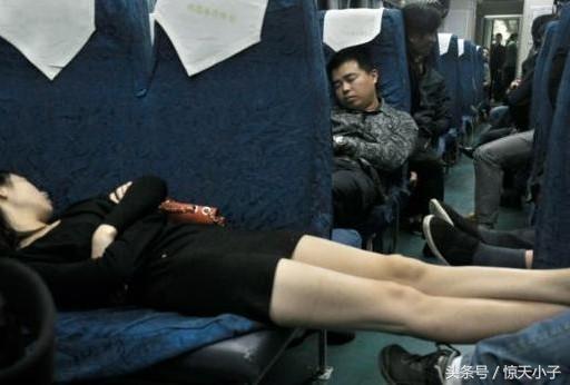火车上发生的各种美丽惊人搞笑睡姿，最后一张堪称中国模范好老公