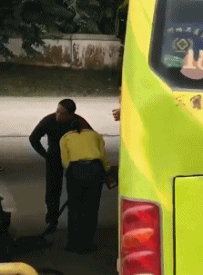 搞笑gif：孩子不到一岁就会走，全靠这把菜刀