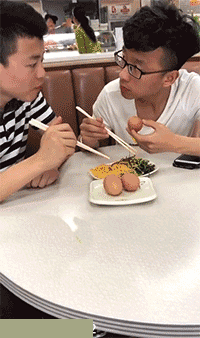 幽默gif：嫂子生了龙凤胎，大家都在群里说恭喜，结果我手滑发了句...