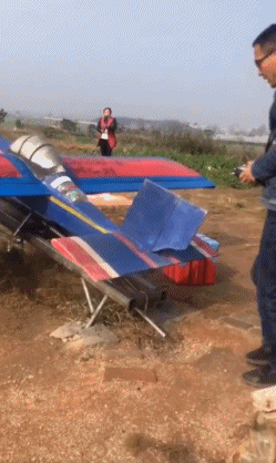 搞笑GIF：两个大男人抱在一起，晃晃悠悠成何体统