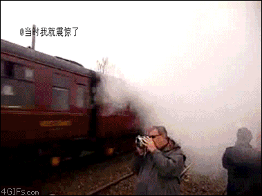 搞笑GIF动态图:论胸大的好处