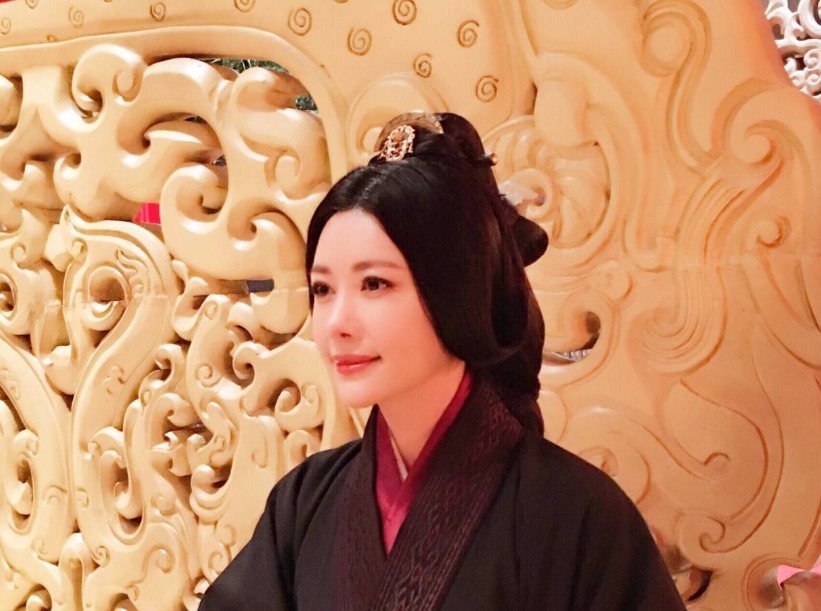 驾崩,曹叡继位,卞氏被封为太皇太后,当时曹丕想要追封卞太后的父母