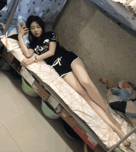 搞笑GIF：​这是一对母女，你能看出来谁是妈妈吗