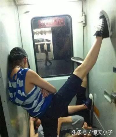 火车上发生的各种美丽惊人搞笑睡姿，最后一张堪称中国模范好老公