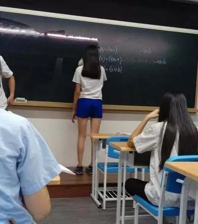 搞笑趣图：新来的大长腿助教老师，以后再也没法安心上课了