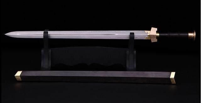 刀有很多种,腰刀,柳叶刀,环刀,朴刀,还有一些武将在马上使用的大型刀