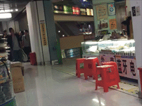 爆笑GIF图：大哥有绝招啊，值得学习