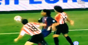 GIF:用足球写诗!小罗的那些经典绝技,这么玩弄对手好吗?